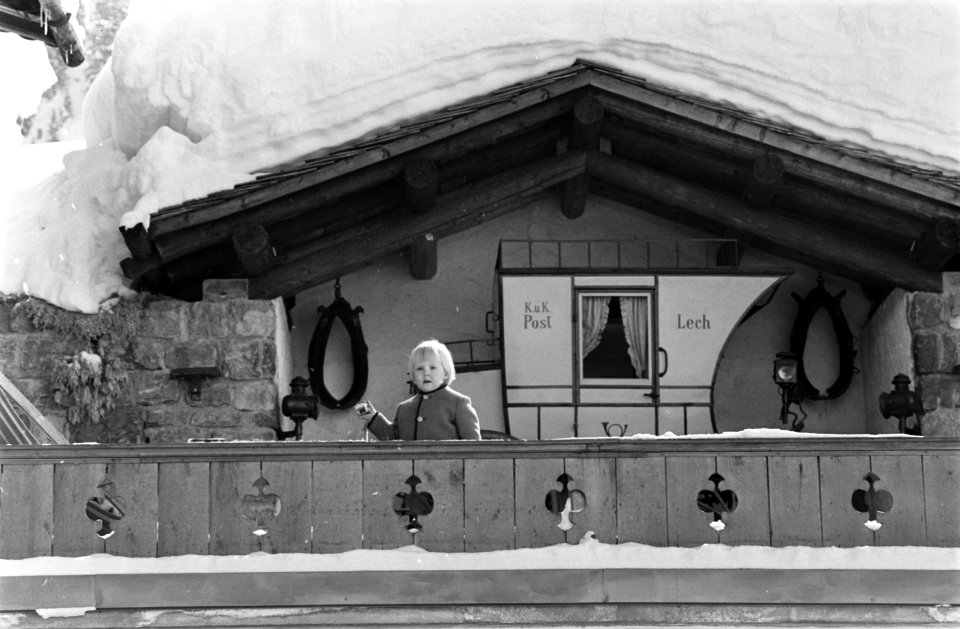 Prinses Beatrix en prins Claus met de drie kinderen op wintersport in Lech (Oost, Bestanddeelnr 923-3424