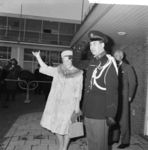Prinses Beatrix naar Japan Prinses Beatrix wuift de auto na van de vertrekkende, Bestanddeelnr 914-9900