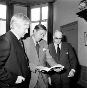 Prins Claus bekijkt het boek, gadegeslagen door Wouter van Dieren (l., lid Club , Bestanddeelnr 929-1290