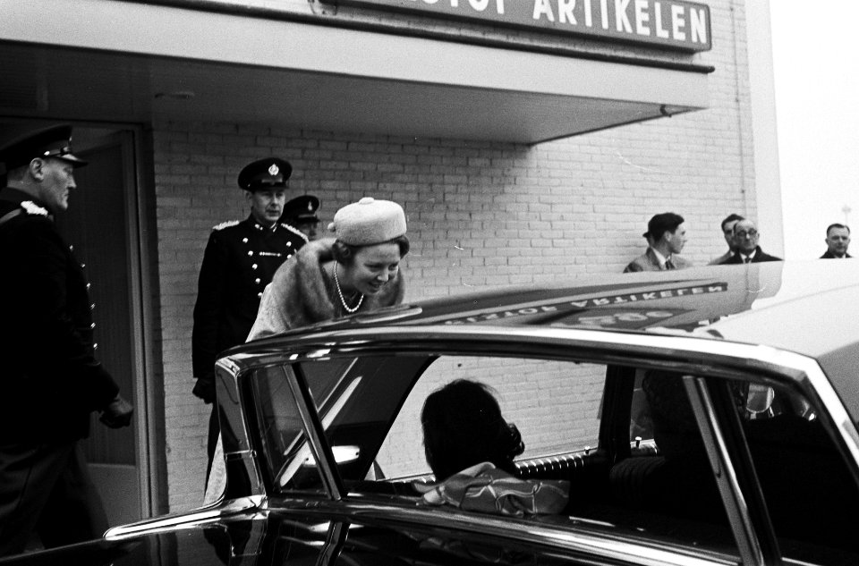 Prinses Beatrix naar Japan Prinses Beatrix in gesprek bij de hofauto, Bestanddeelnr 914-9895