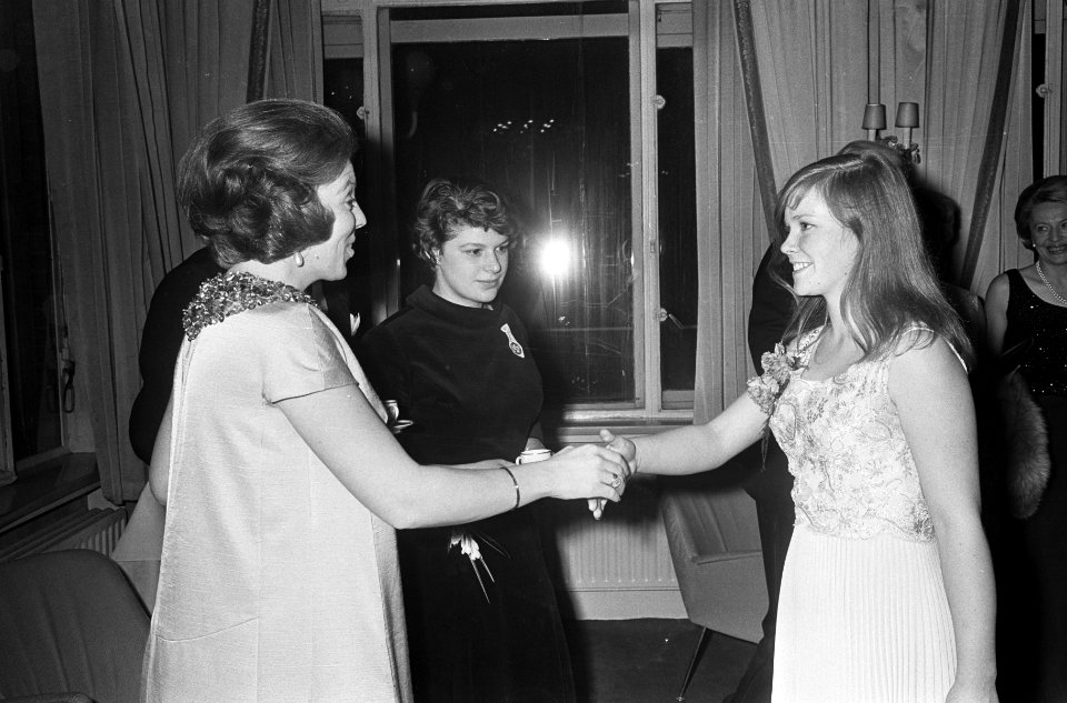 Prinses Beatrix en prins Claus bij Gala-concert Nederlands Studenten Orkest te S, Bestanddeelnr 920-0189