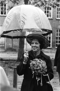 Prinses Beatrix en Prins Claus bezoeken Zutphen Beatrix met paraplu (kop), Bestanddeelnr 929-7175