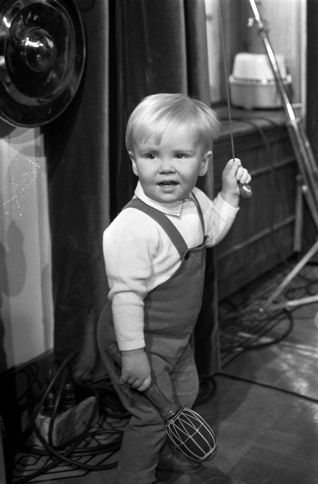 Prinses Beatrix en prins Claus bieden huwelijkscadeau aan mr. Lim A Po minister , Bestanddeelnr 921-9014