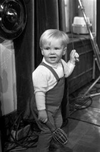 Prinses Beatrix en prins Claus bieden huwelijkscadeau aan mr. Lim A Po minister , Bestanddeelnr 921-9014