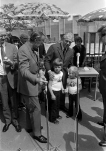 Prins Bernhard opent olifantenverblijf in Artis, bijgestaan door kleinzoons Maur, Bestanddeelnr 927-2319
