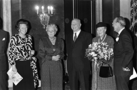 Prins Bernhard reikt Erasmusprijs'85 uit aan Franse stedebouwkundige Paul Delouv, Bestanddeelnr 933-4951