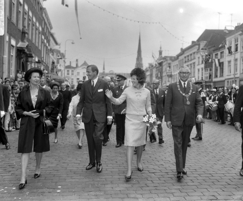 Prinses Beatrix en prins Claus brachten bezoek aan Bre da, Bestanddeelnr 919-1800