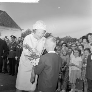 Prinses Beatrix opende blindenbibliotheek in Den Haag , de Prinses krijgt bloeme, Bestanddeelnr 916-4804