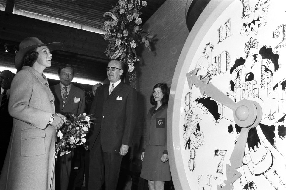 Prinses Beatrix en prins Claus bij een reusachtige wekker, Bestanddeelnr 924-5741