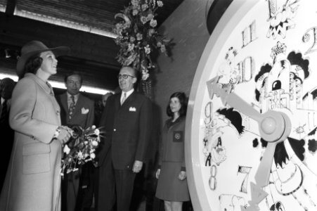 Prinses Beatrix en prins Claus bij een reusachtige wekker, Bestanddeelnr 924-5741