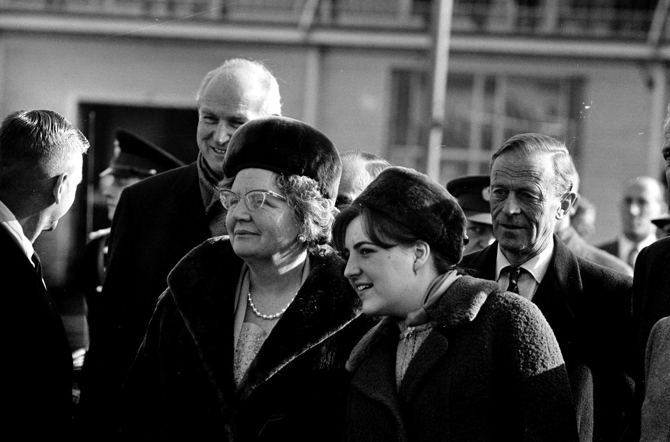 Prinses Beatrix naar Curacao, koningin Juliana en Prinses Margriet op Schiphol, Bestanddeelnr 917-4509
