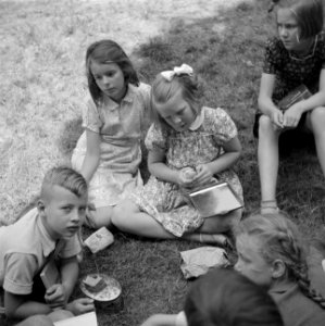 Prinses Beatrix met enkele andere leerlingen in de tuin, Bestanddeelnr 255-7377