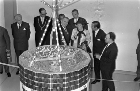 Prinses Beatrix en prins Claus bij opening ESTEC te Noordwijk. Bestanddeelnr 921-2240