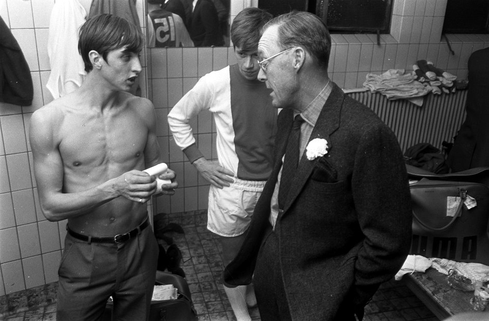 Prins Bernhard praat voor de wedstrijd met Johan Cruijff, Bestanddeelnr 921-7313