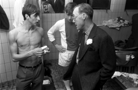 Prins Bernhard praat voor de wedstrijd met Johan Cruijff, Bestanddeelnr 921-7313