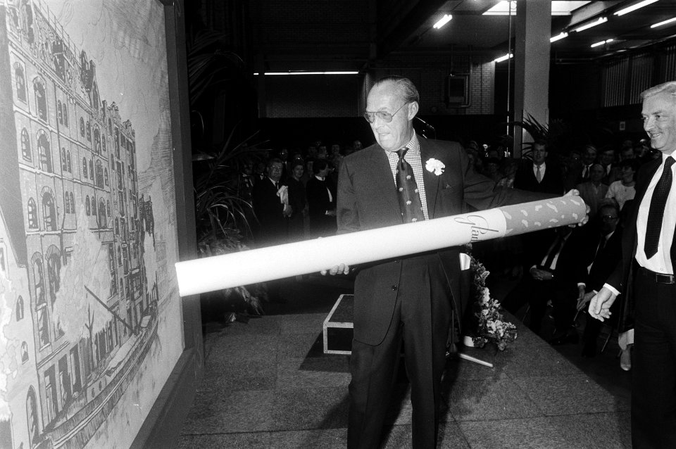 Prins Bernhard prikt met een reuzensigaret door een tekening van de oude gebouwe, Bestanddeelnr 932-5678