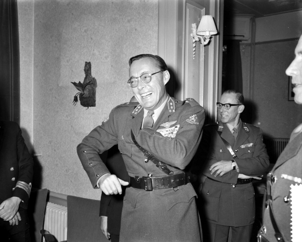 Prins Bernhard opent studiecentrum voor militaire leiderschap in huize Sonnehee, Bestanddeelnr 910-9271