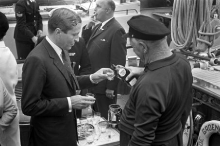 Prins Claus drinkt een borreltje met schipper Koster, Bestanddeelnr 920-4861