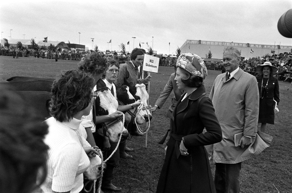 Prinses Beatrix en Prins Claus bij viering 100-jarig bestaan Het Nederlandse Ru, Bestanddeelnr 927-4374