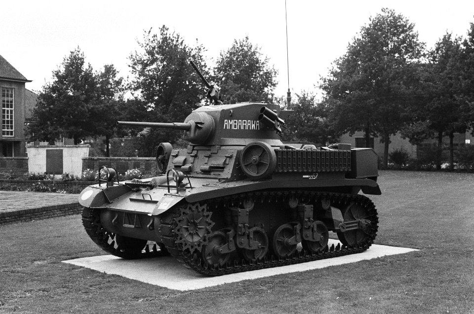 Prins Bernhard overhandigt 35 jaar oude tank voor historische cavallerieverzamel, Bestanddeelnr 929-9345