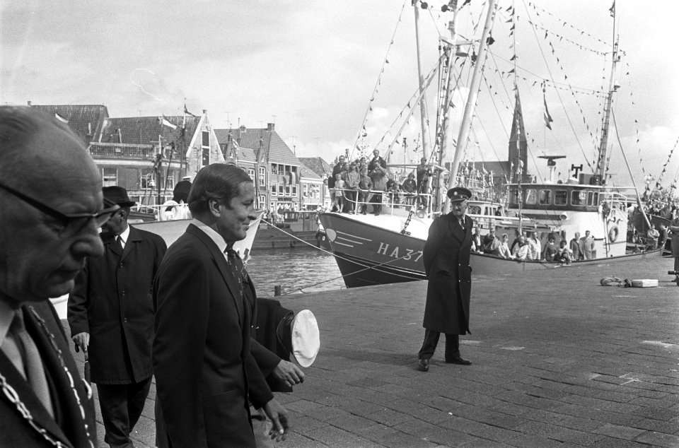 Prinses Beatrix en Prins Claus bij Visserijdagen te Harlingen met kinderen, Bestanddeelnr 922-7288