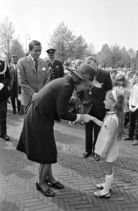 Prinses Beatrix krijgt bloemen overhandigd door een meisje, Bestanddeelnr 924-5313