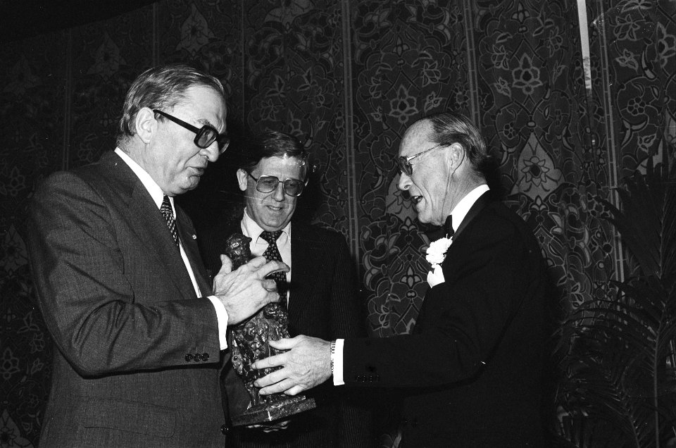 Prins Bernhard overhandigt Henri Sijthoff prijs Prins Bernhard met R. E. M. van, Bestanddeelnr 930-0177