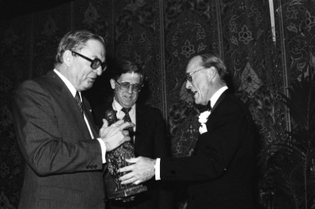 Prins Bernhard overhandigt Henri Sijthoff prijs Prins Bernhard met R. E. M. van, Bestanddeelnr 930-0177