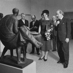 Prinses Beatrix met directeur A.J. de Lorm bij een beeldhouwwerk, Bestanddeelnr 915-9745