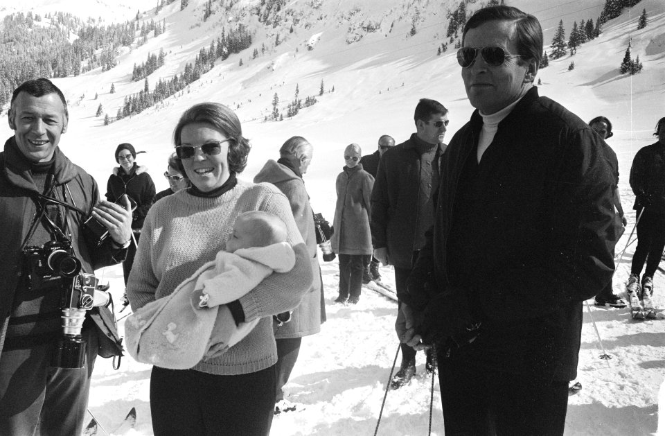 Prinses Beatrix en prins Claus met de drie kinderen op wintersport in Lech (Oost, Bestanddeelnr 923-3429