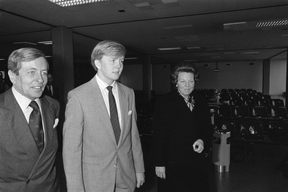 Prins Claus , Prins Willem Alexander en Koningin Beatrix op weg naar vliegtuig v, Bestanddeelnr 933-8803