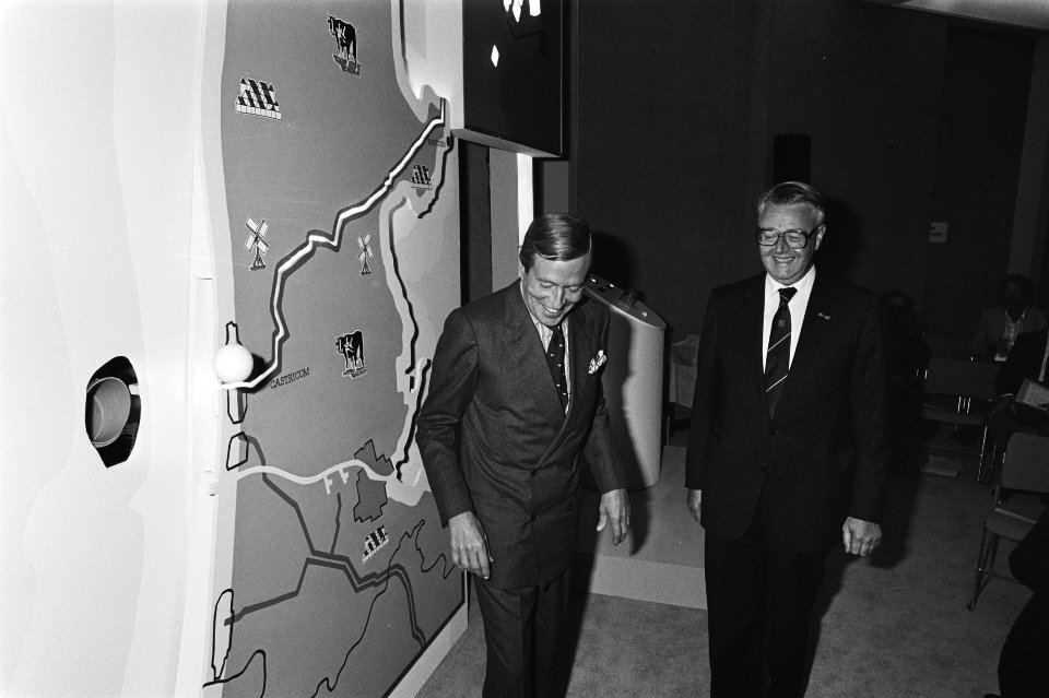 Prins Claus en Commissaris der Koningin Roel de Wit na het in gebruik nemen van de installatie, Bestanddeelnr 931-7026