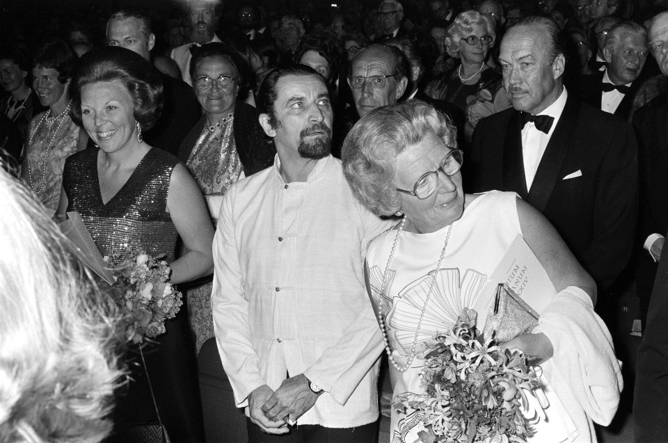 Prins Bernhard reikt Erasmusprijs uit aan Ninette de Valois in aanwezigheid van , Bestanddeelnr 927-2720