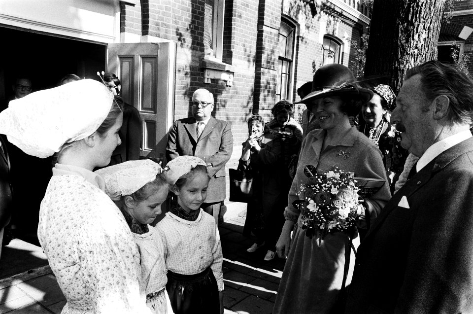 Prinses Beatrix krijgt een boek van kinderen in klederdracht, Bestanddeelnr 930-2585