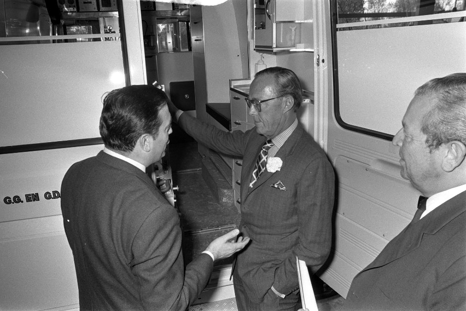 Prins Bernhard opent nieuw gebouw van Agam, Prins Bernhard ontving cardulance va, Bestanddeelnr 924-9684