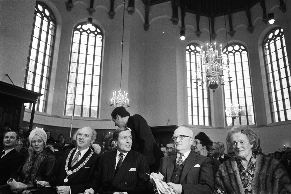 Prins Claus aanwezig bij overdracht gerestaureerde Nieuwe Kerk in Den Haag Pri, Bestanddeelnr 928-9400