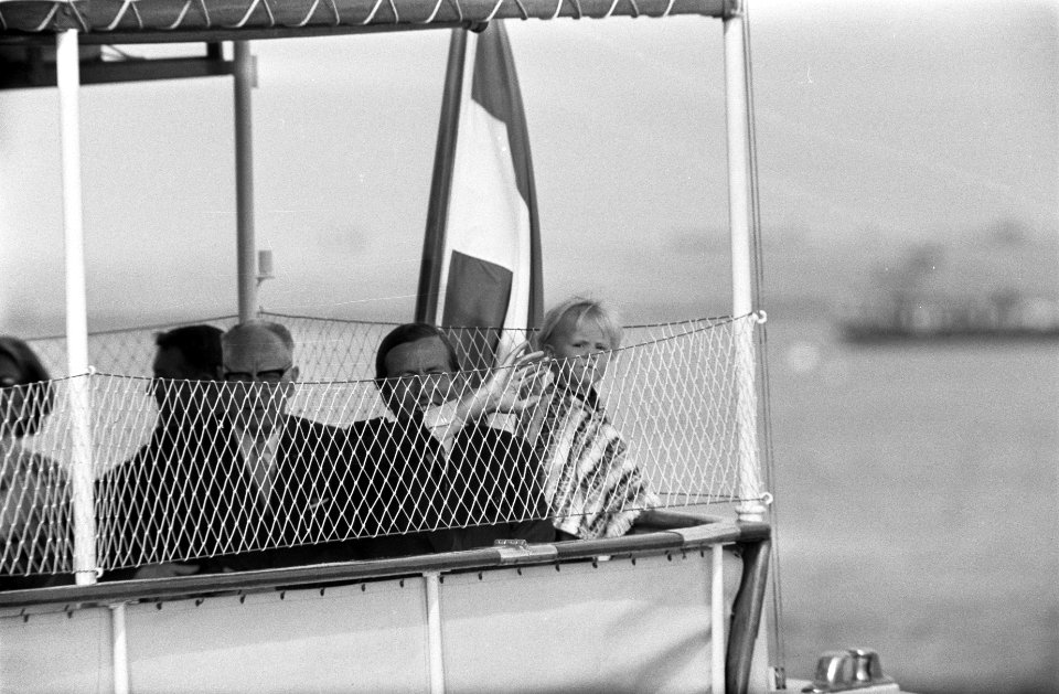 Prinses Beatrix en Prins Claus bij Visserijdagen te Harlingen met kinderen Pr. , Bestanddeelnr 922-7279