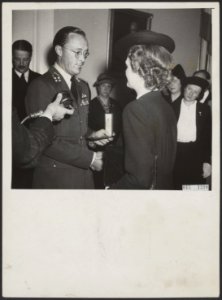 Prins Bernhard overhandigt aan mw. Biallosterski de Militaire Willemsorde, postu, Bestanddeelnr 015-1390