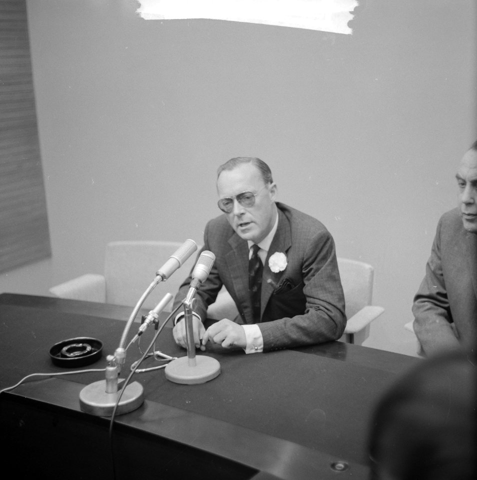 Prins Bernhard uit Amerika op Schiphol tijdens persconferentie, Bestanddeelnr 914-0114