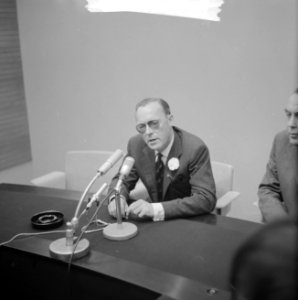 Prins Bernhard uit Amerika op Schiphol tijdens persconferentie, Bestanddeelnr 914-0114