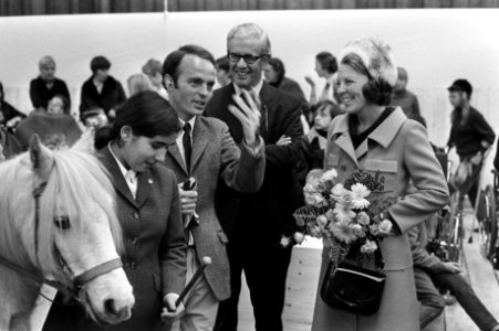 Prinses Beatrix luidt bel om Willem Alexander Manege te openen, Arnhem, Bestanddeelnr 925-1065