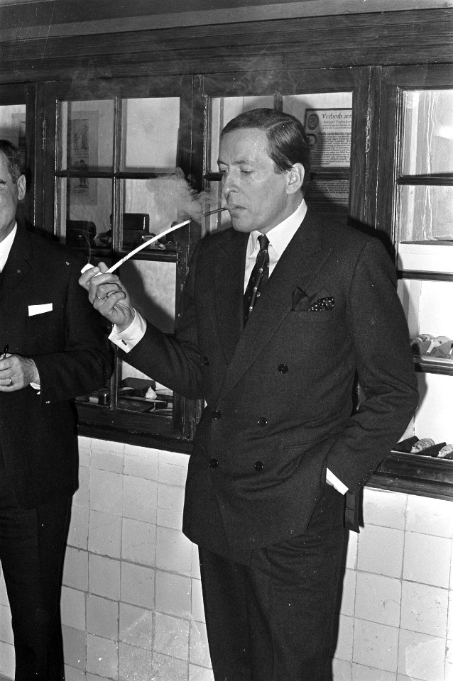 Prins Claus bracht bezoek aan Niemeyer-museum te Amsterdam, prins Claus aan de p, Bestanddeelnr 921-0983