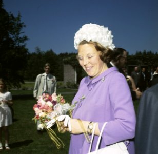 Prinses Beatrix en Prins Claus bezoeken woonrood voor Ernstige Oorlogsinvaliden , Bestanddeelnr 254-8112