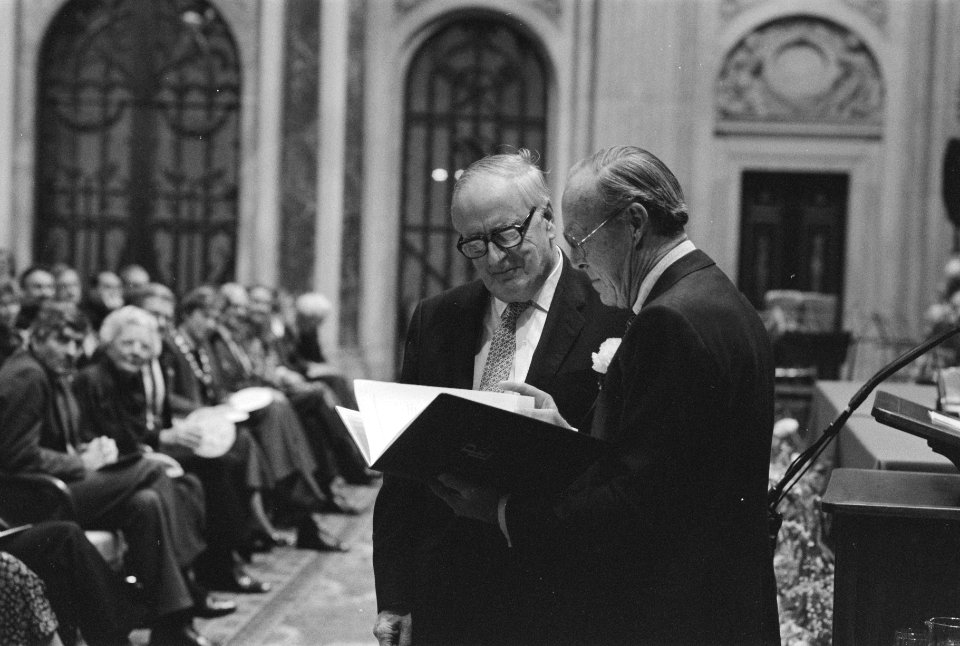 Prins Bernhard reikt Erasmusprijs uit aan Alexander King, Bestanddeelnr 934-1373