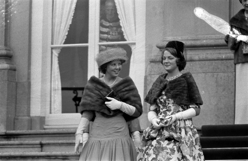 Prins Bernhard tijdens uitspreken troonrede, Prinsessen Beatrix en Irene gaan na, Bestanddeelnr 911-6109