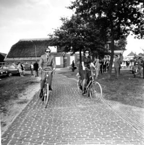 Prinses Beatrix en Prins Claus , tweede dag op de fiets tijdens werkbezoek in Dr, Bestanddeelnr 926-6965