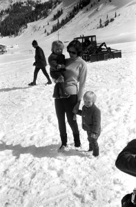 Prinses Beatrix en prins Claus met de drie kinderen op wintersport in Lech (Oost, Bestanddeelnr 923-3428