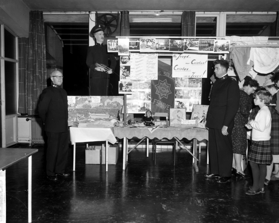 Prins Bernhard opent Wijnkopershuis in de Koestraat Prins Bernhard schenkt Made, Bestanddeelnr 913-2180