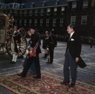 Prins Claus (rechts) vertrekt uit de Ridderzaal, Bestanddeelnr 254-8181