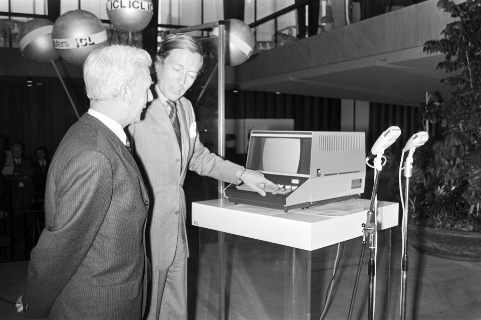 Prins Claus (r) bij een computer, Bestanddeelnr 924-4146